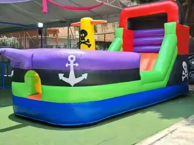Renta de inflable grande Barco Pirata con tobogán de alta velocidad montado en un evento infantil al aire libre en CDMX