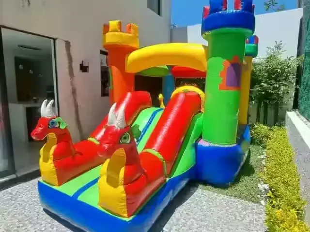 Renta de inflable mediano Dragones Rojos con dos toboganes integrados instalado en el jardín de una casa para un cumpleaños infantil en CDMX