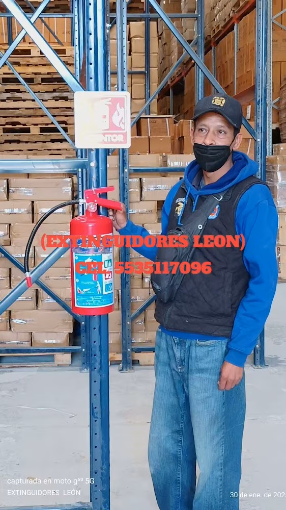 Técnico especializado en recarga y mantenimiento de extintores — Extinguidores León, Tlalpan · CDMX